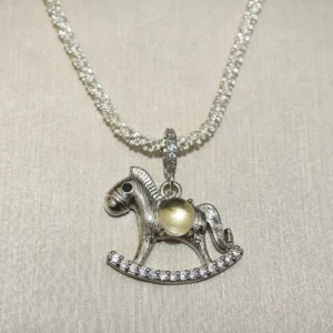 Meruisa Crystal 出品：黃水晶 · 豐盛搖搖馬吊墜/項鍊，銀質搖搖木馬掛件，中央鑲嵌天然 5.2mm 切面黃水晶。