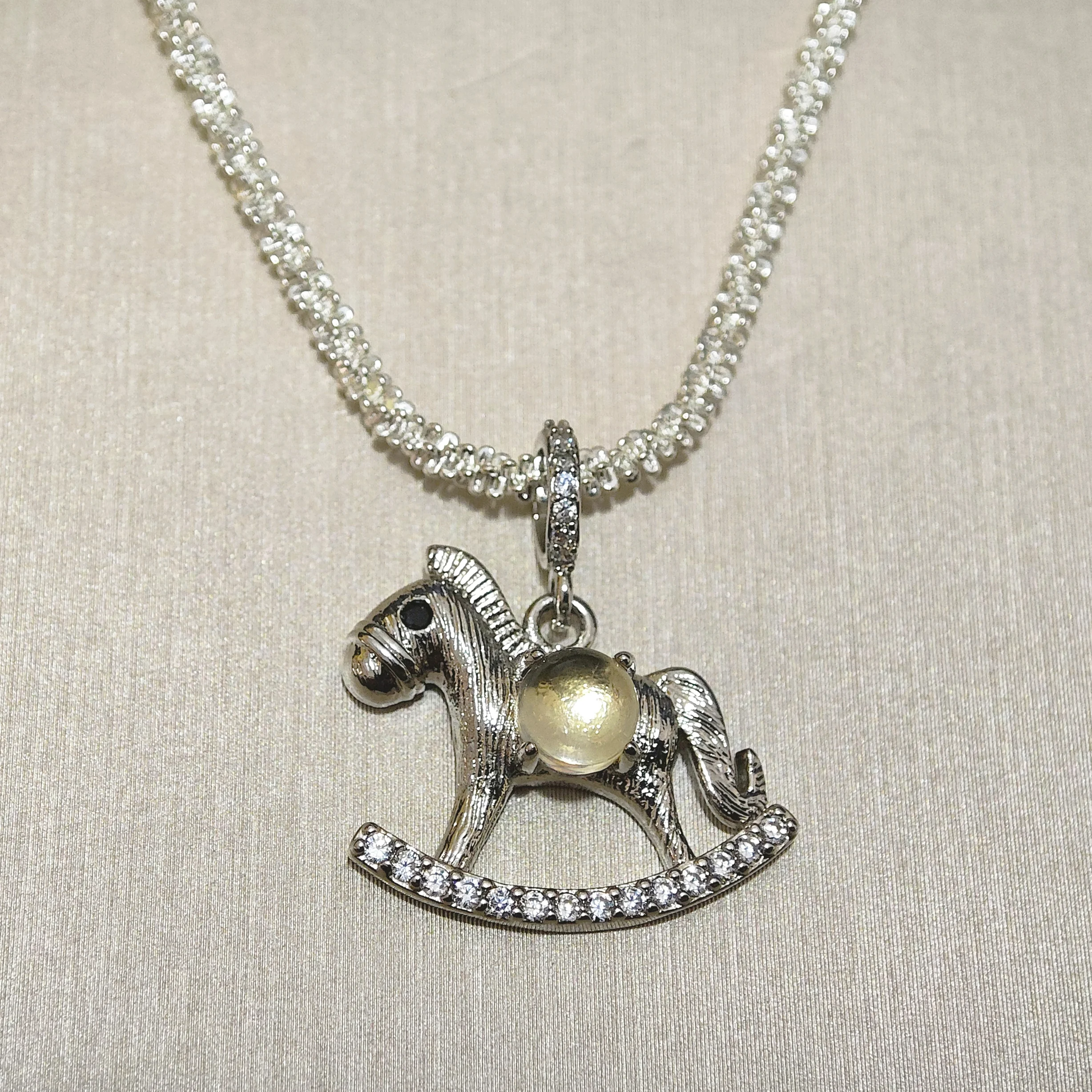 黃水晶 · 豐盛搖搖馬吊墜 Meruisa Crystal 出品:黃水晶 · 豐盛搖搖馬吊墜/項鍊,銀質搖搖木馬掛件,中央鑲嵌天然 5.2mm 切面黃水晶。