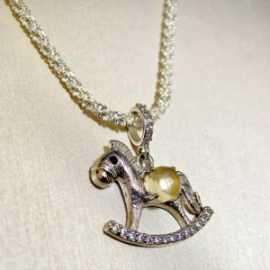 Meruisa Crystal 出品：黃水晶 · 豐盛搖搖馬吊墜/項鍊，銀質搖搖木馬掛件，中央鑲嵌天然 5.2mm 切面黃水晶。