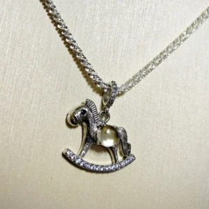 Meruisa Crystal 出品:黃水晶 · 豐盛搖搖馬吊墜/項鍊,銀質搖搖木馬掛件,中央鑲嵌天然 5.2mm 切面黃水晶。