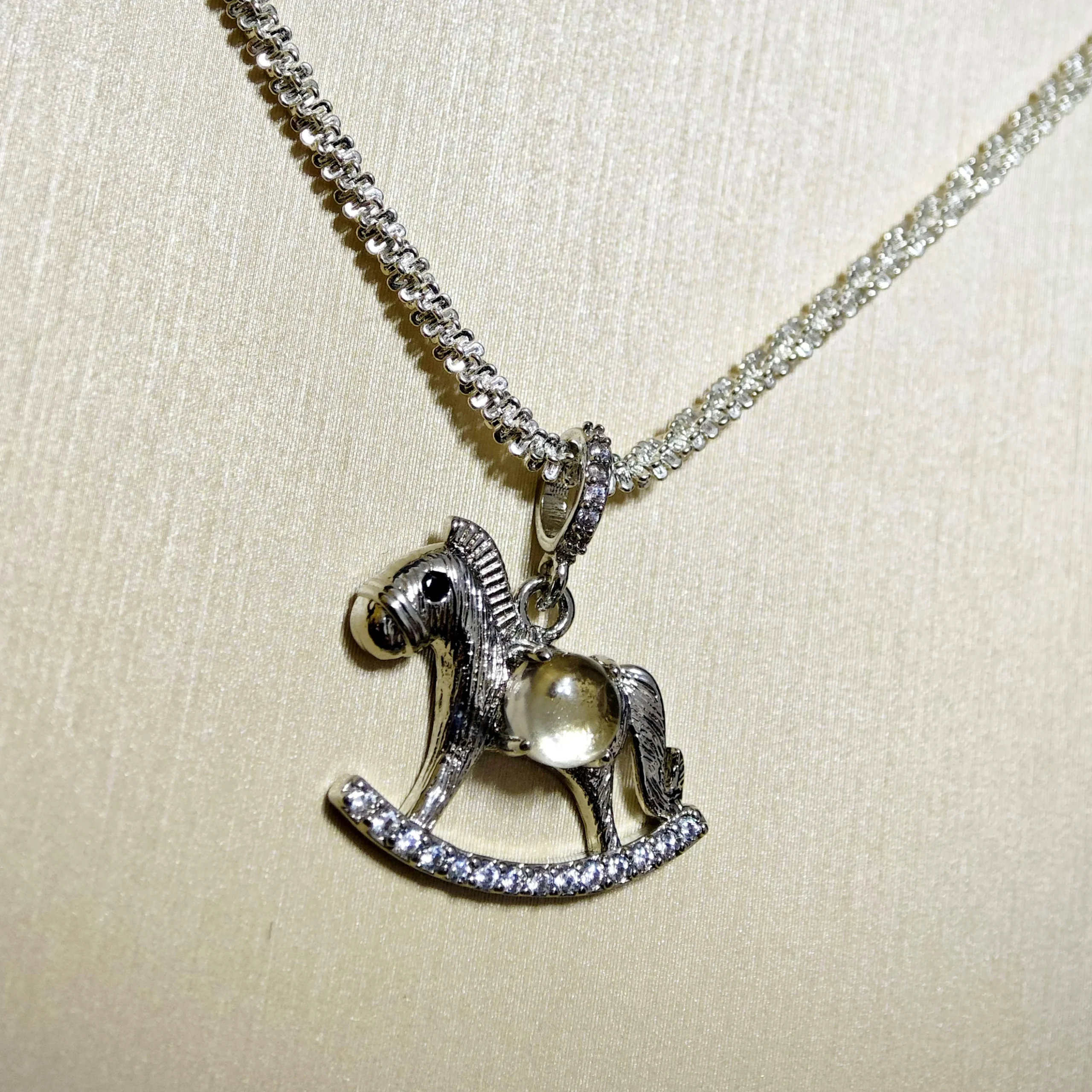 黃水晶 · 豐盛搖搖馬吊墜 Meruisa Crystal 出品:黃水晶 · 豐盛搖搖馬吊墜/項鍊,銀質搖搖木馬掛件,中央鑲嵌天然 5.2mm 切面黃水晶。