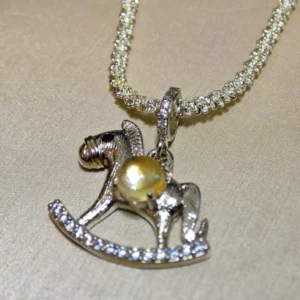 Meruisa Crystal 出品：黃水晶 · 豐盛搖搖馬吊墜/項鍊，銀質搖搖木馬掛件，中央鑲嵌天然 5.2mm 切面黃水晶。