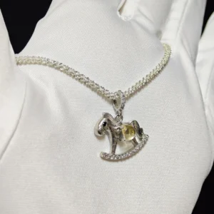 Meruisa Crystal 出品:黃水晶 · 豐盛搖搖馬吊墜/項鍊,銀質搖搖木馬掛件,中央鑲嵌天然 5.2mm 切面黃水晶。