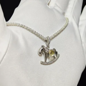 Meruisa Crystal 出品：黃水晶 · 豐盛搖搖馬吊墜/項鍊，銀質搖搖木馬掛件，中央鑲嵌天然 5.2mm 切面黃水晶。