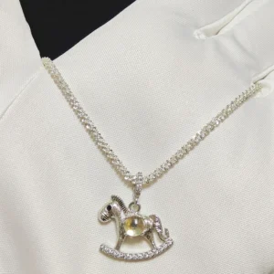Meruisa Crystal 出品:黃水晶 · 豐盛搖搖馬吊墜/項鍊,銀質搖搖木馬掛件,中央鑲嵌天然 5.2mm 切面黃水晶。