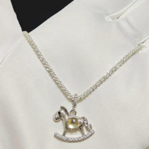 Meruisa Crystal 出品：黃水晶 · 豐盛搖搖馬吊墜/項鍊，銀質搖搖木馬掛件，中央鑲嵌天然 5.2mm 切面黃水晶。
