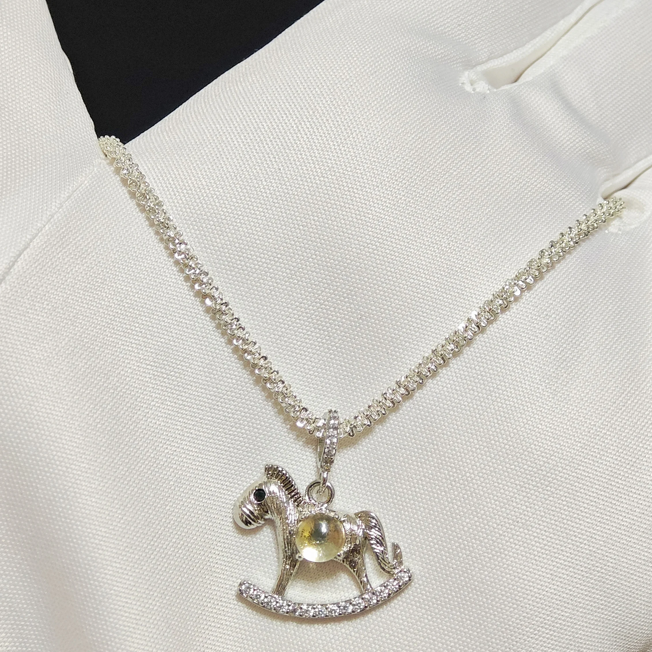 黃水晶 · 豐盛搖搖馬吊墜 Meruisa Crystal 出品:黃水晶 · 豐盛搖搖馬吊墜/項鍊,銀質搖搖木馬掛件,中央鑲嵌天然 5.2mm 切面黃水晶。