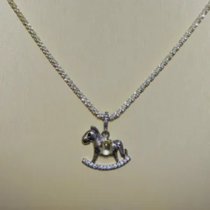 Meruisa Crystal 出品：黃水晶 · 豐盛搖搖馬吊墜/項鍊，銀質搖搖木馬掛件，中央鑲嵌天然 5.2mm 切面黃水晶。