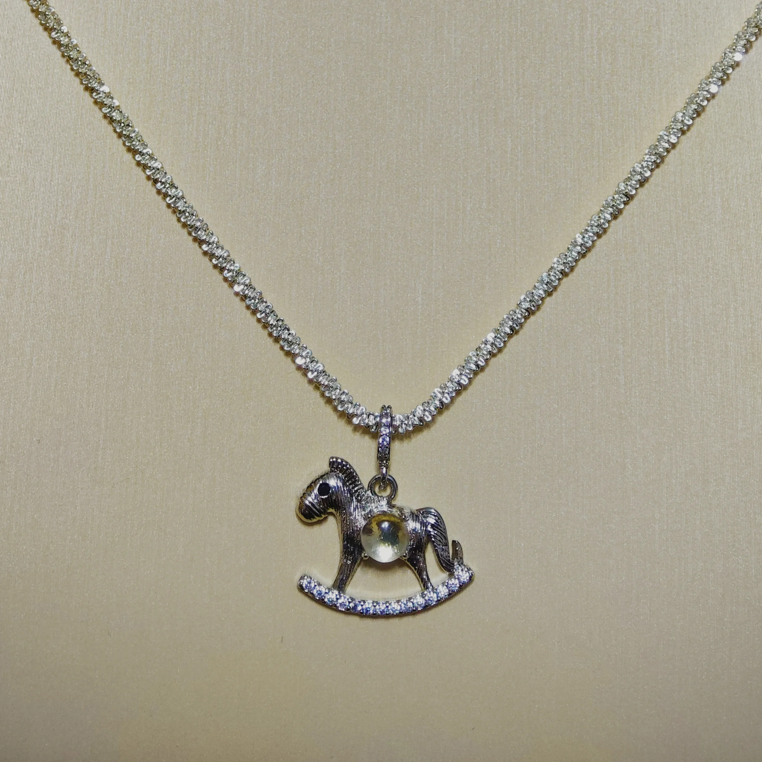 黃水晶 · 豐盛搖搖馬吊墜 Meruisa Crystal 出品:黃水晶 · 豐盛搖搖馬吊墜/項鍊,銀質搖搖木馬掛件,中央鑲嵌天然 5.2mm 切面黃水晶。
