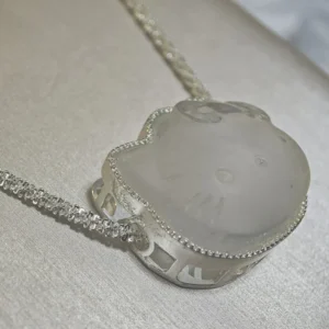 Meruisa Crystal 出品：白水晶 · 能量放大 Hello Kitty 吊墜 ，天然白水晶雕刻（尺寸 23.9mm），採用磨砂質感與切面細節工藝。