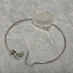 Meruisa Crystal 出品：白水晶 · 能量放大 Hello Kitty 吊墜 ，天然白水晶雕刻（尺寸 23.9mm），採用磨砂質感與切面細節工藝。