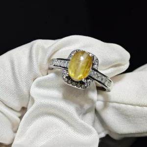 金髮晶招財戒指——天然蛋面金髮晶，內含金色髮絲紋理，鑲嵌於純銀戒指配方形切割碎鑽，Meruisa Crystal