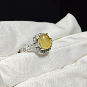 金髮晶招財戒指——天然蛋面金髮晶，內含金色髮絲紋理，鑲嵌於純銀戒指配方形切割碎鑽，Meruisa Crystal