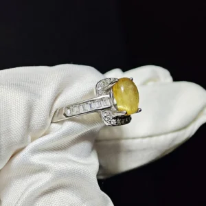 金髮晶招財戒指——天然蛋面金髮晶，內含金色髮絲紋理，鑲嵌於純銀戒指配方形切割碎鑽，Meruisa Crystal