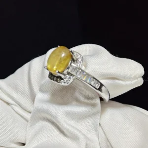 金髮晶招財戒指——天然蛋面金髮晶，內含金色髮絲紋理，鑲嵌於純銀戒指配方形切割碎鑽，Meruisa Crystal