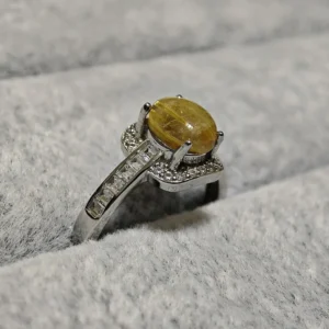 金髮晶招財戒指——天然蛋面金髮晶，內含金色髮絲紋理，鑲嵌於純銀戒指配方形切割碎鑽，Meruisa Crystal