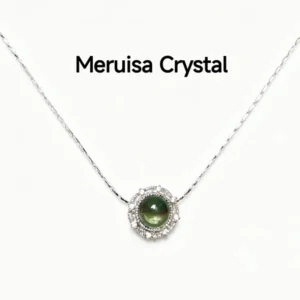 Meruisa Crystal 出品：綠幽靈 · 「成長與顯化」吊墜 ，鍍銀吊墜，中心鑲嵌天然綠幽靈水晶，周圍環繞微鑲鑽石光芒紋飾。