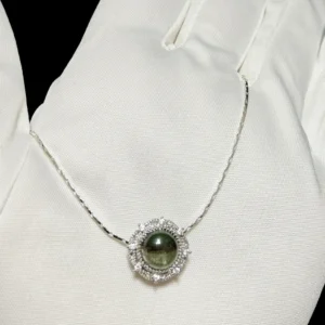 Meruisa Crystal 出品：綠幽靈 · 「成長與顯化」吊墜 ，鍍銀吊墜，中心鑲嵌天然綠幽靈水晶，周圍環繞微鑲鑽石光芒紋飾。
