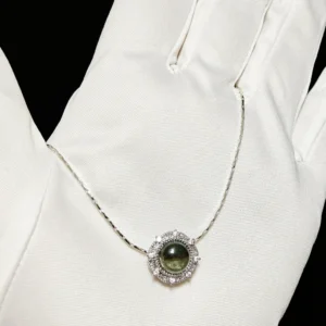 Meruisa Crystal 出品：綠幽靈 · 「成長與顯化」吊墜 ，鍍銀吊墜，中心鑲嵌天然綠幽靈水晶，周圍環繞微鑲鑽石光芒紋飾。