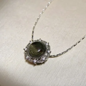 Meruisa Crystal 出品：綠幽靈 · 「成長與顯化」吊墜 ，鍍銀吊墜，中心鑲嵌天然綠幽靈水晶，周圍環繞微鑲鑽石光芒紋飾。