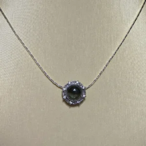 Meruisa Crystal 出品：綠幽靈 · 「成長與顯化」吊墜 ，鍍銀吊墜，中心鑲嵌天然綠幽靈水晶，周圍環繞微鑲鑽石光芒紋飾。