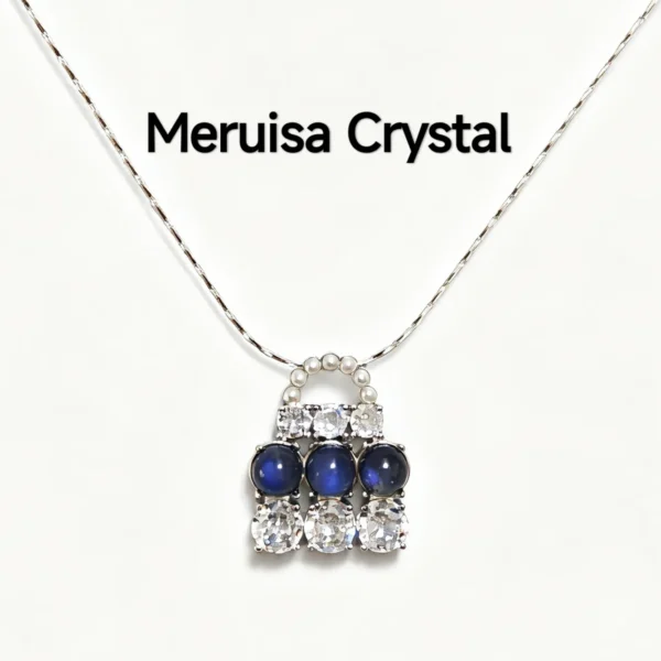 藍月光石 · 直覺與內在平靜吊墜 藍月光石吊墜 —— 由 Meruisa Crystal 呈獻,精選天然橢圓形素面藍月光石,輔以璀璨點綴,鑲嵌於鍍銀銅材質之上。