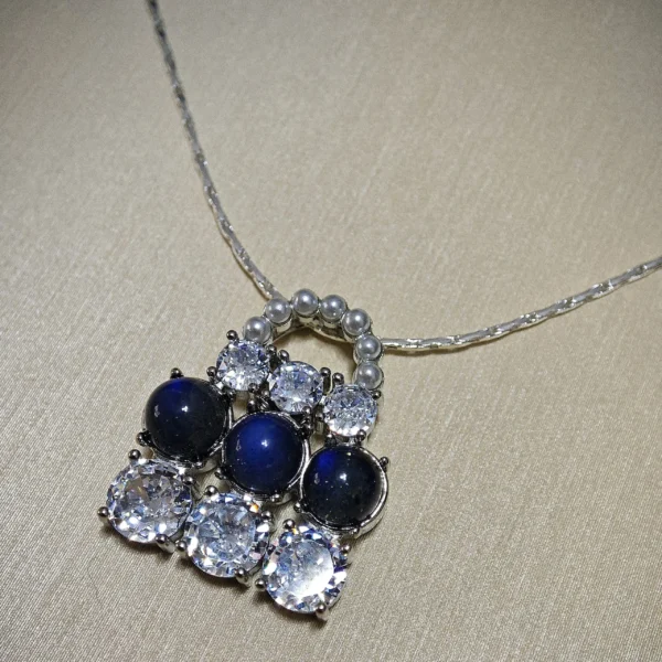 藍月光石 · 直覺與內在平靜吊墜 藍月光石「直覺與內在平靜」吊墜 —— 由 Meruisa Crystal 呈獻,精選天然橢圓形素面藍月光石,輔以璀璨點綴,鑲嵌於鍍銀銅託之上。