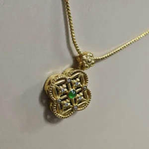 Meruisa Crystal 出品：綠翡翠「福運與靜心」雙面四葉草吊墜，純銀鍍金背面鏤空設計配閃鑽點綴
