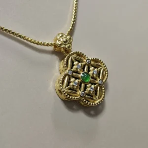 Meruisa Crystal 出品：綠翡翠「福運與靜心」雙面四葉草吊墜，純銀鍍金背面鏤空設計配閃鑽點綴
