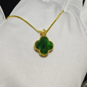 Meruisa Crystal 出品：綠翡翠「福運與靜心」雙面四葉草吊墜，純銀鍍金背面鏤空設計配閃鑽點綴