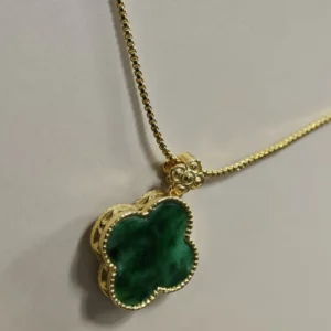 Meruisa Crystal 出品：綠翡翠「福運與靜心」雙面四葉草吊墜，純銀鍍金背面鏤空設計配閃鑽點綴