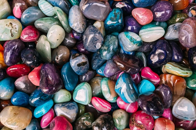 crystal meanings & benefits-Complete A–Z Guide-Meruisa Crystal