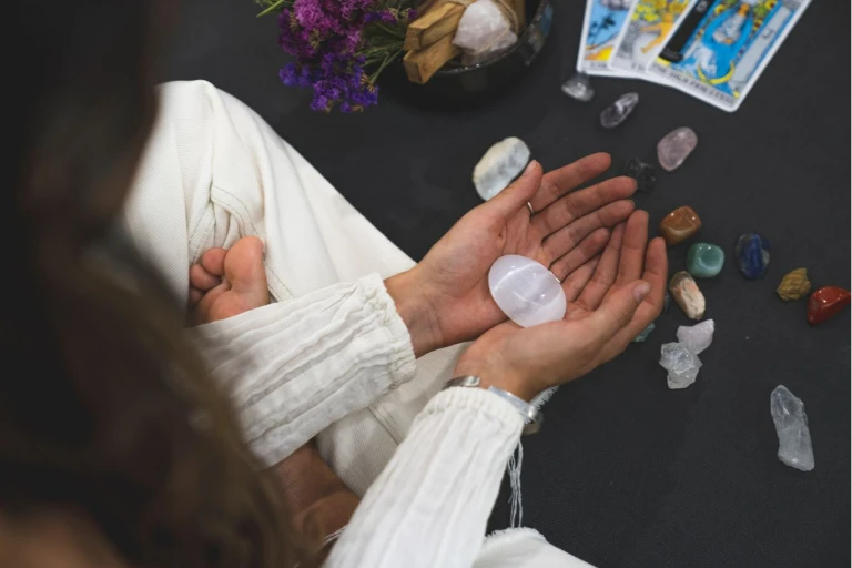 crystal meanings & benefits-Complete A–Z Guide-Meruisa Crystal